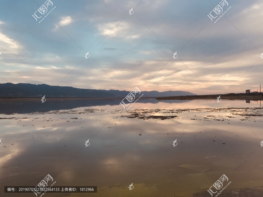 夕阳下的盐湖