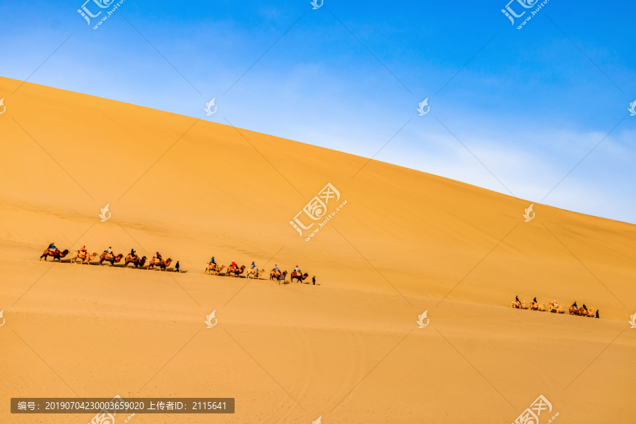敦煌鸣沙山沙漠骆驼队