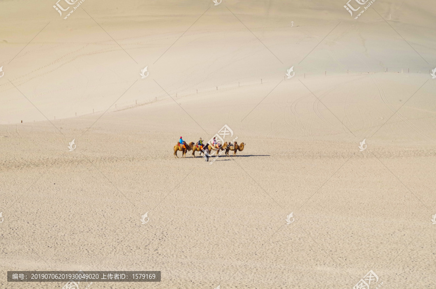 甘肃敦煌鸣沙山月牙泉风景区