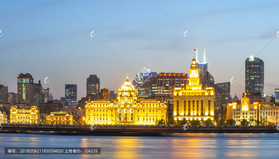 上海外滩浦西老建筑夜景