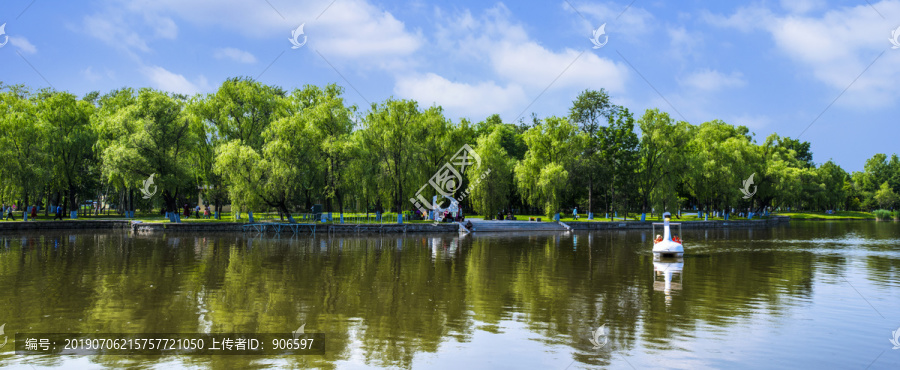 蓝天绿树湖水