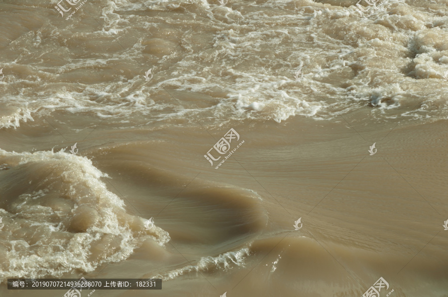 浑浊江水