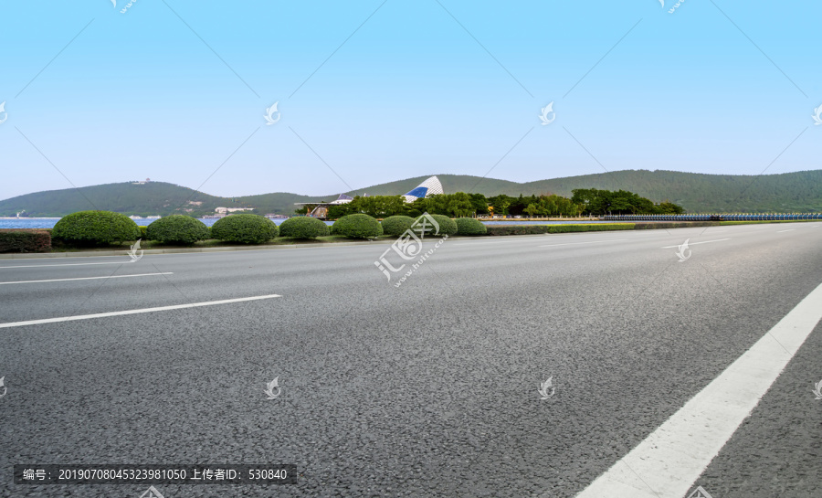高速公路和远山湖泊