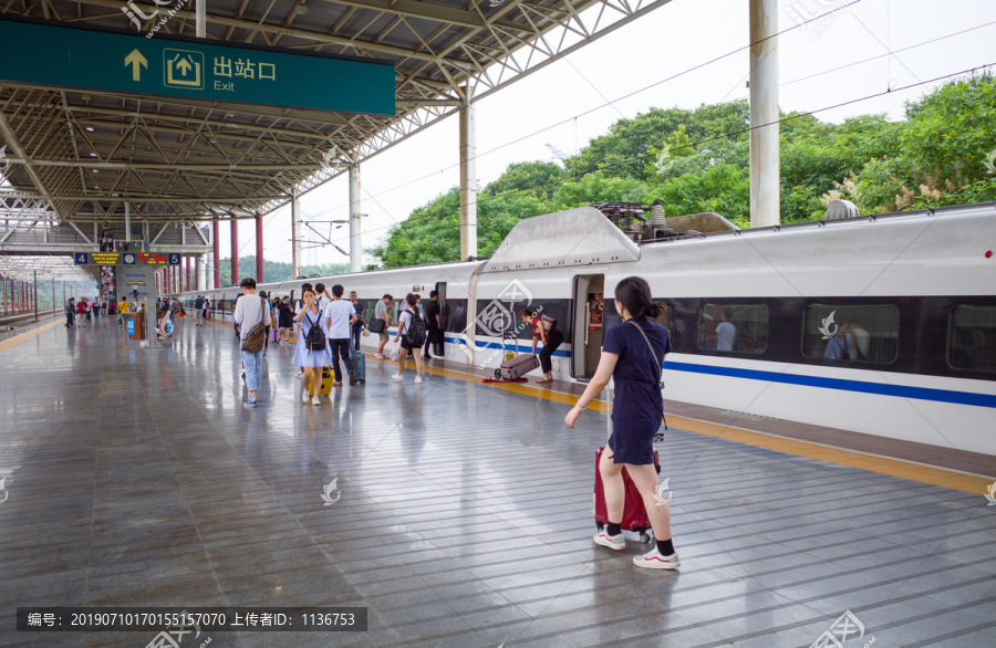 高铁站台上的旅客