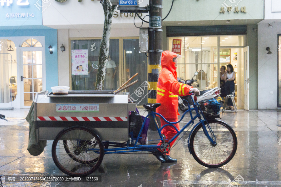 雨中的环卫工人