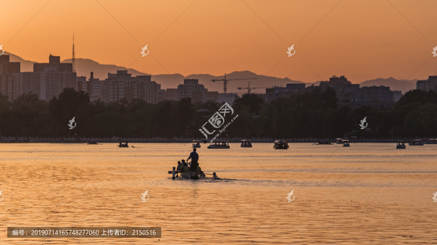 北京后海城市渔舟晚归图