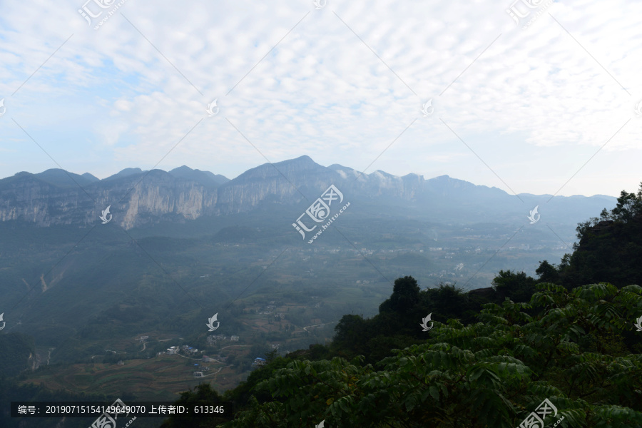 蓝天白云下的群山