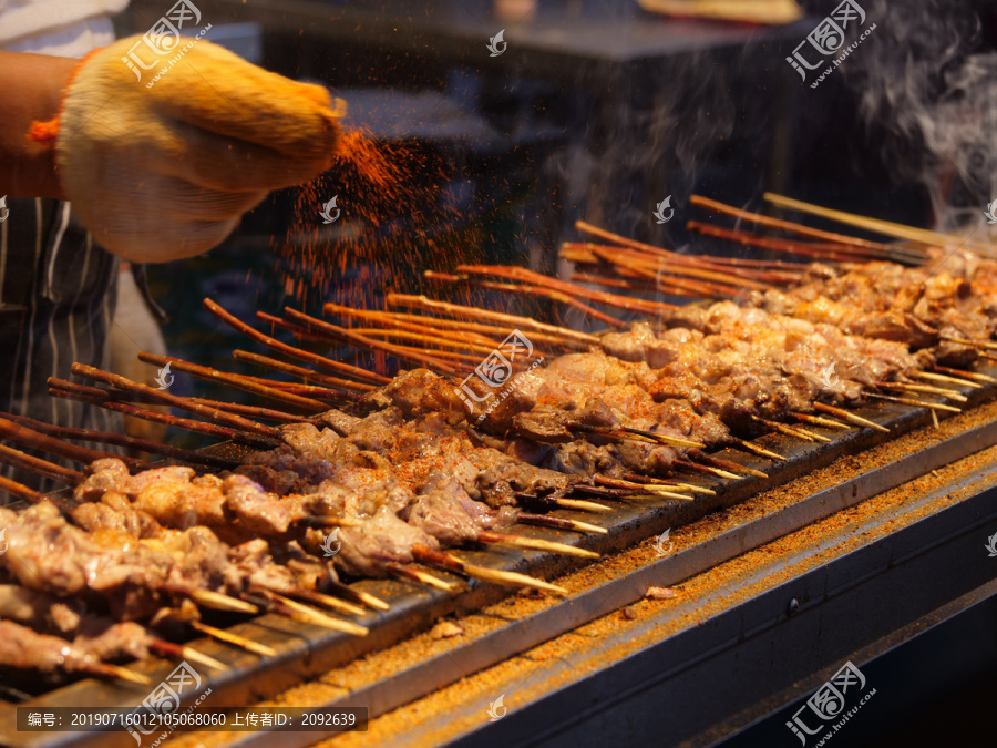 新疆街头美食烤羊肉串