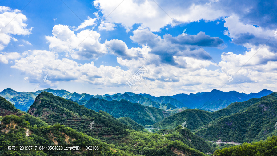 蓝天白云山峦叠翠