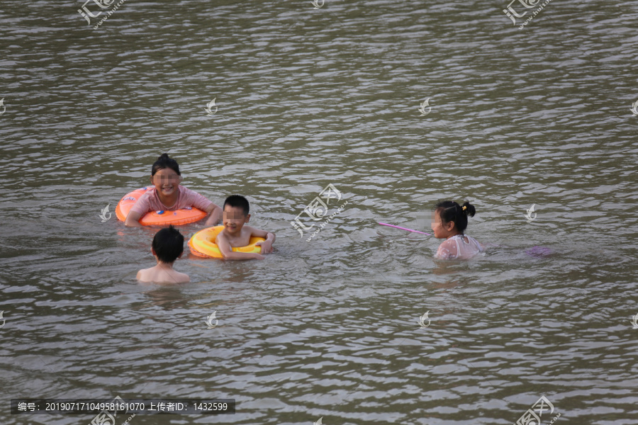 夏日嬉水