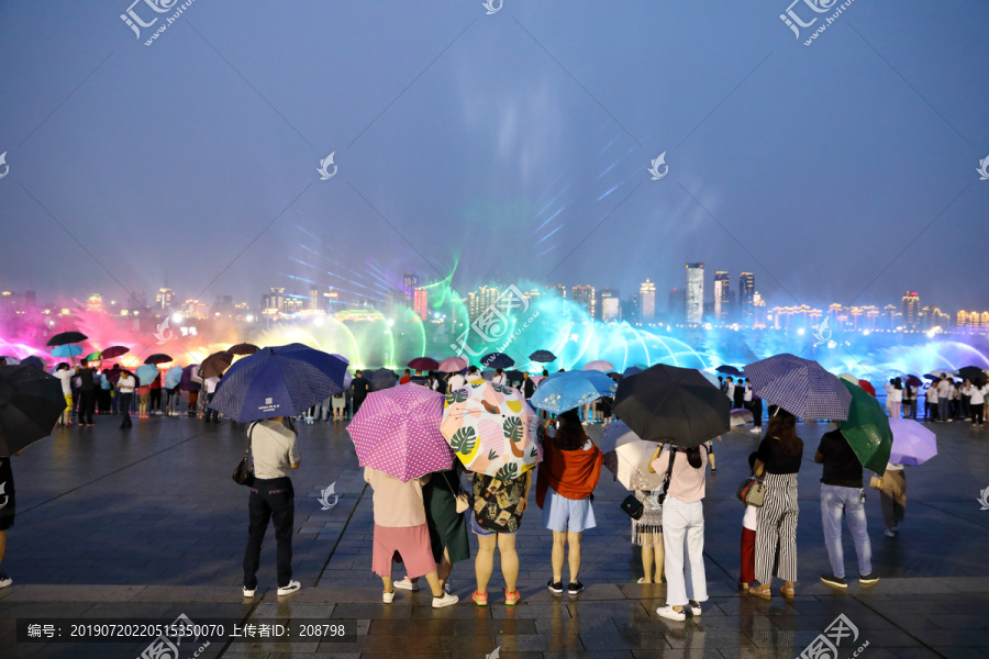 打着雨伞看灯光秀