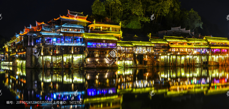 湖南湘西凤凰古城夏日夜景风光