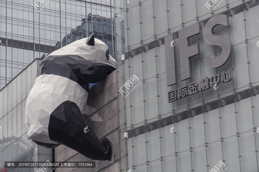 成都的春熙路的熊猫爬楼雕塑