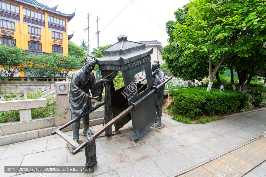 江苏常州抬轿子街头雕塑