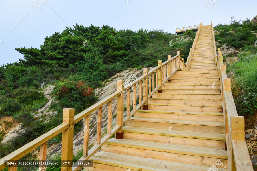 木质的登山步道