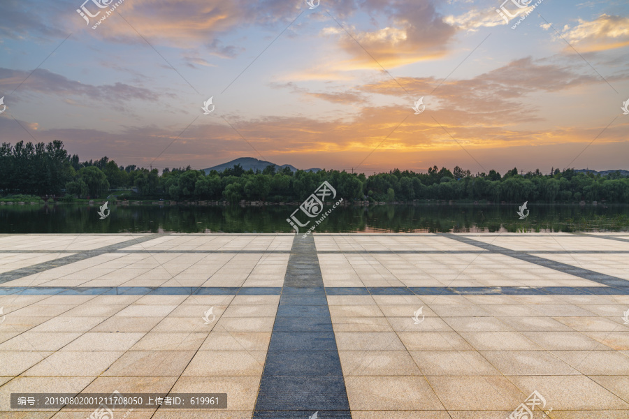 前景路面背景彩霞湖景