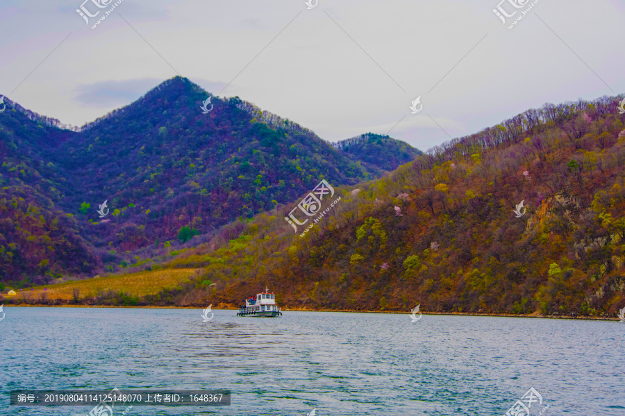 丹东宽甸青山湖与山峰游艇