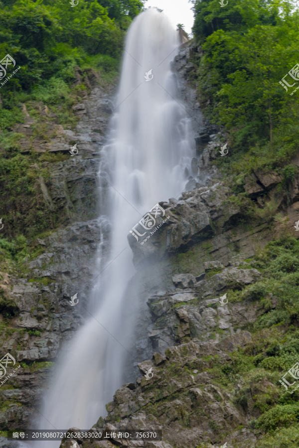 山间溪水