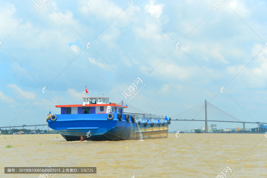 越南湄公河上的大桥及货船