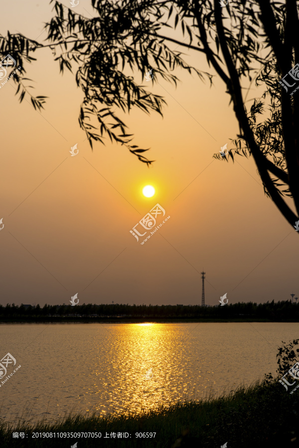 夕阳湖水