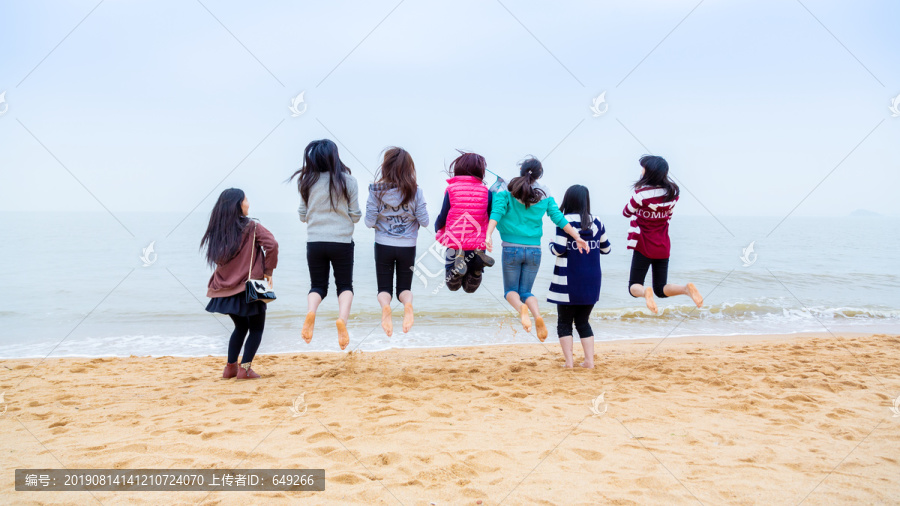 海滩上跳跃的少女们