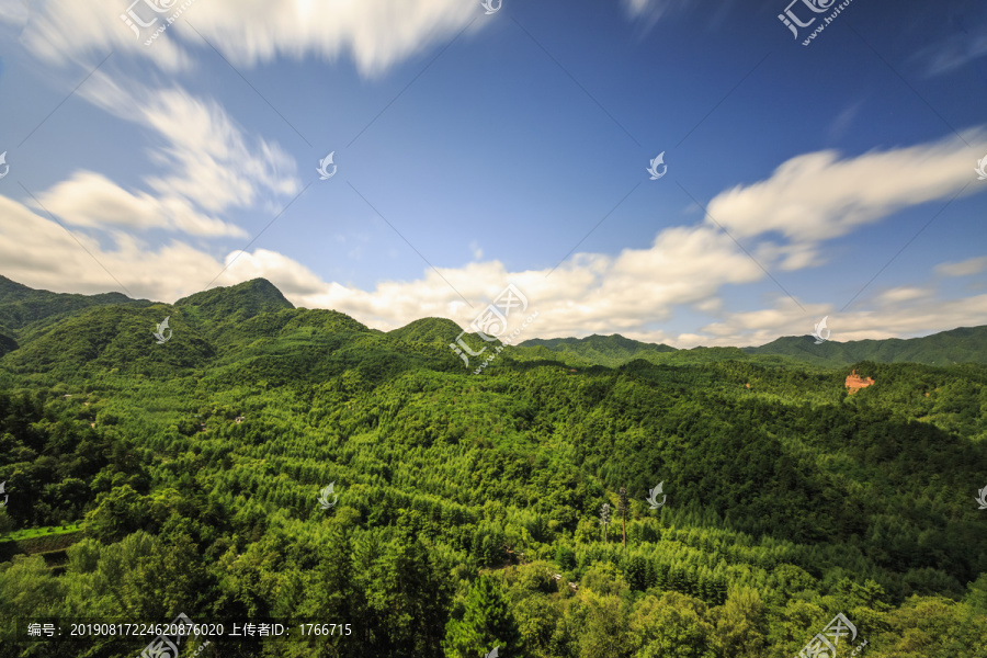 中国甘肃省天水市麦积山石窟风光