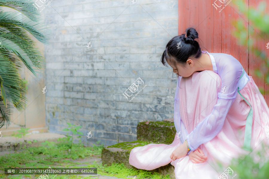 庭院里的汉服少女