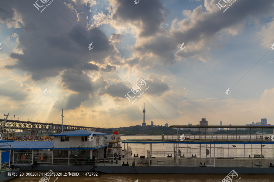 武汉夏日迷人城市天际线风光