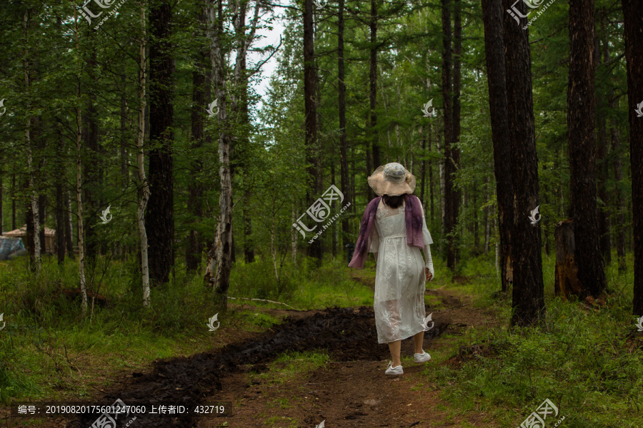 森林白衣女人背影