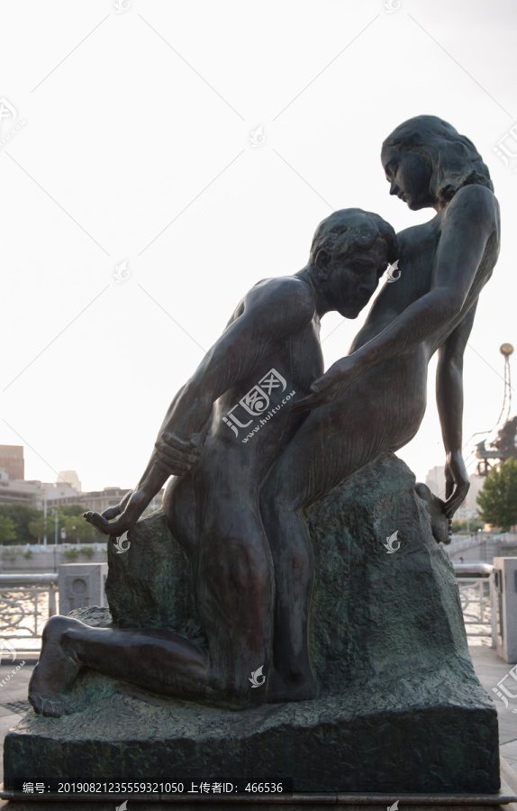 天津海河边的爱情雕塑