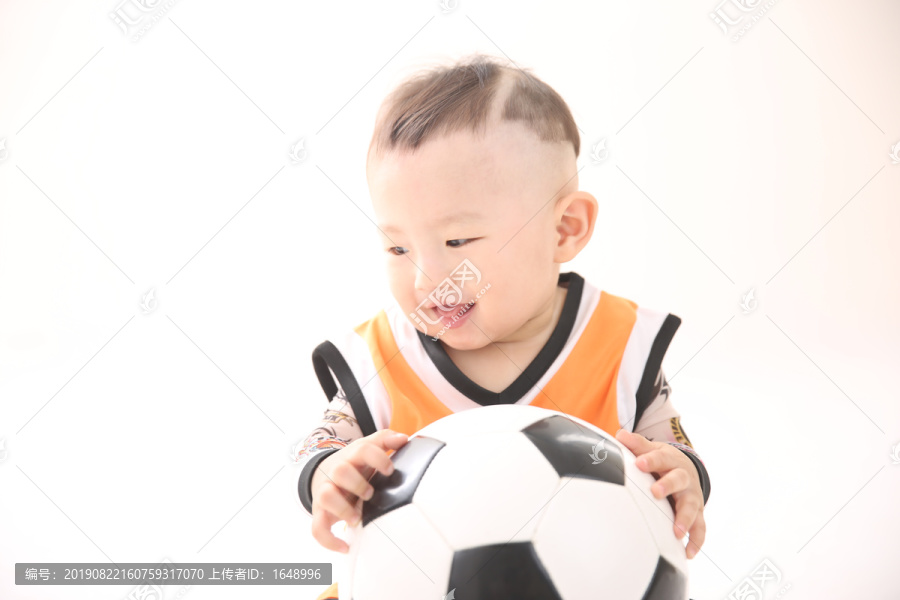 微笑的拿足球的男孩