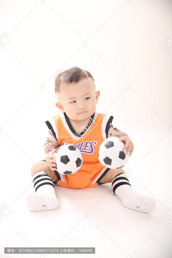单手控球的运动男婴