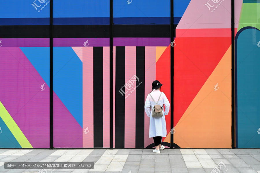 城市街头创意彩色墙面
