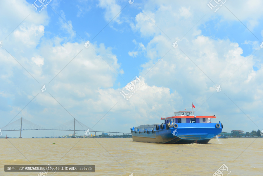 越南湄公河上的大桥及货船