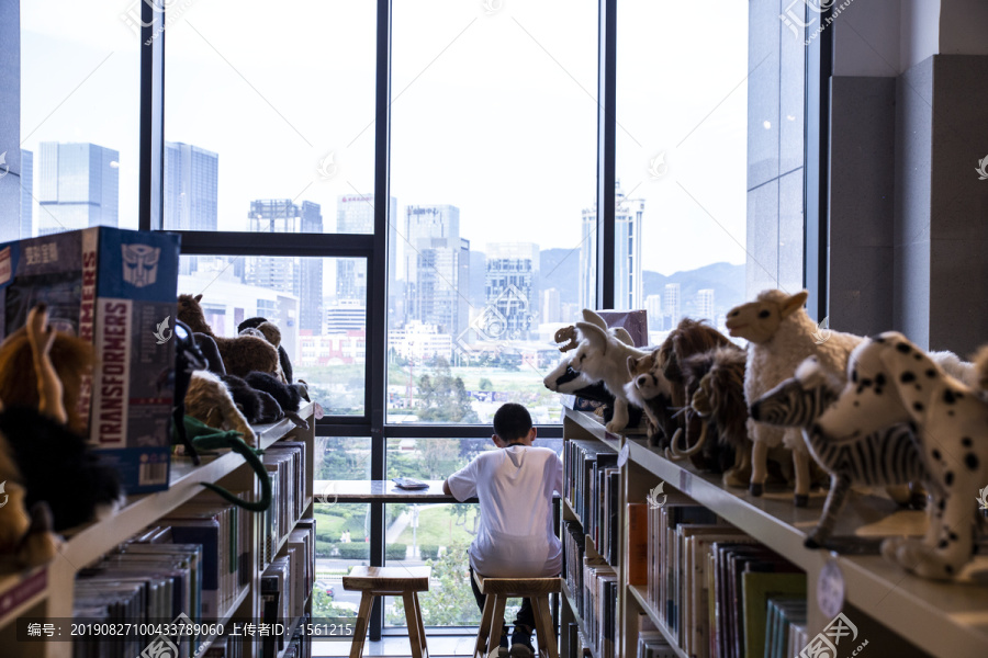 书店读书的孩子