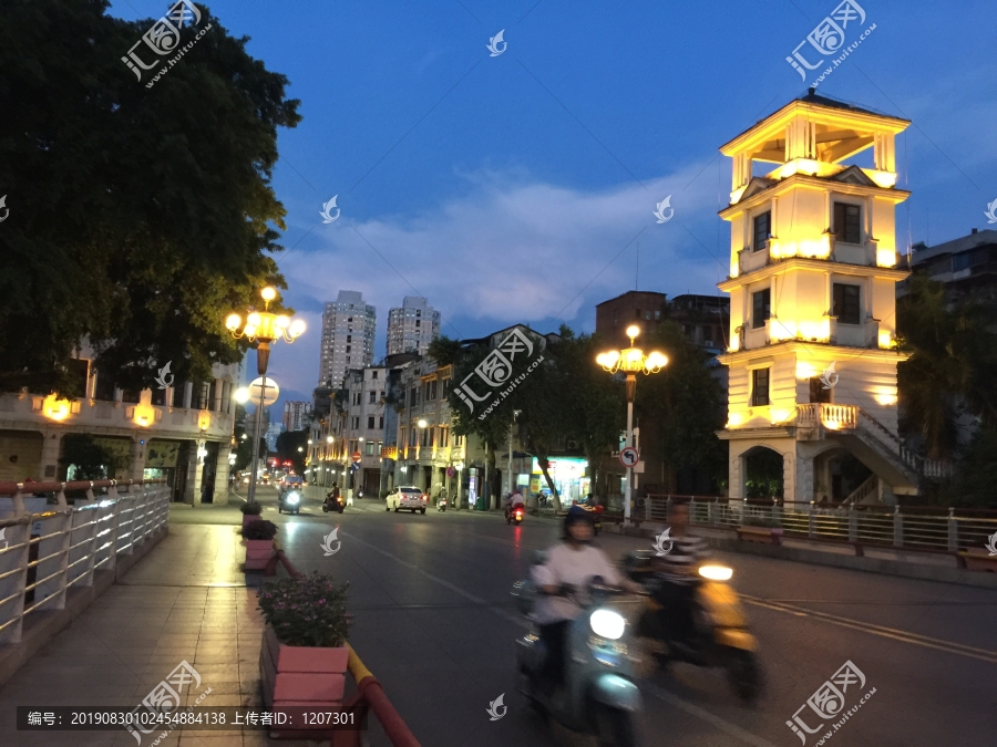 华灯初上的钟楼夜景