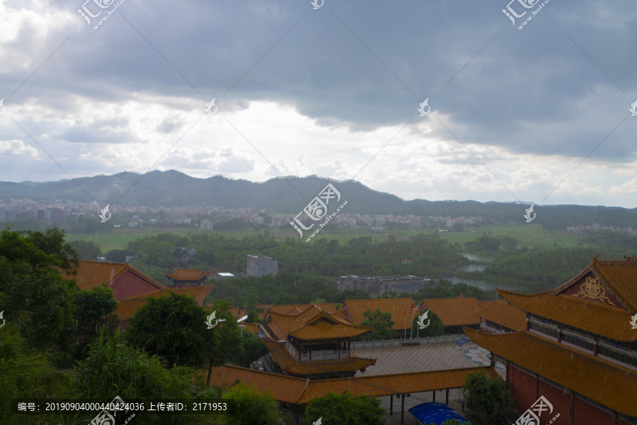 雨中寺庙