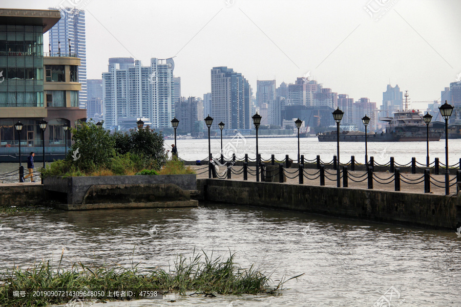 上海黄浦江边堤岸