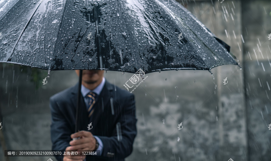 下雨打伞的男子