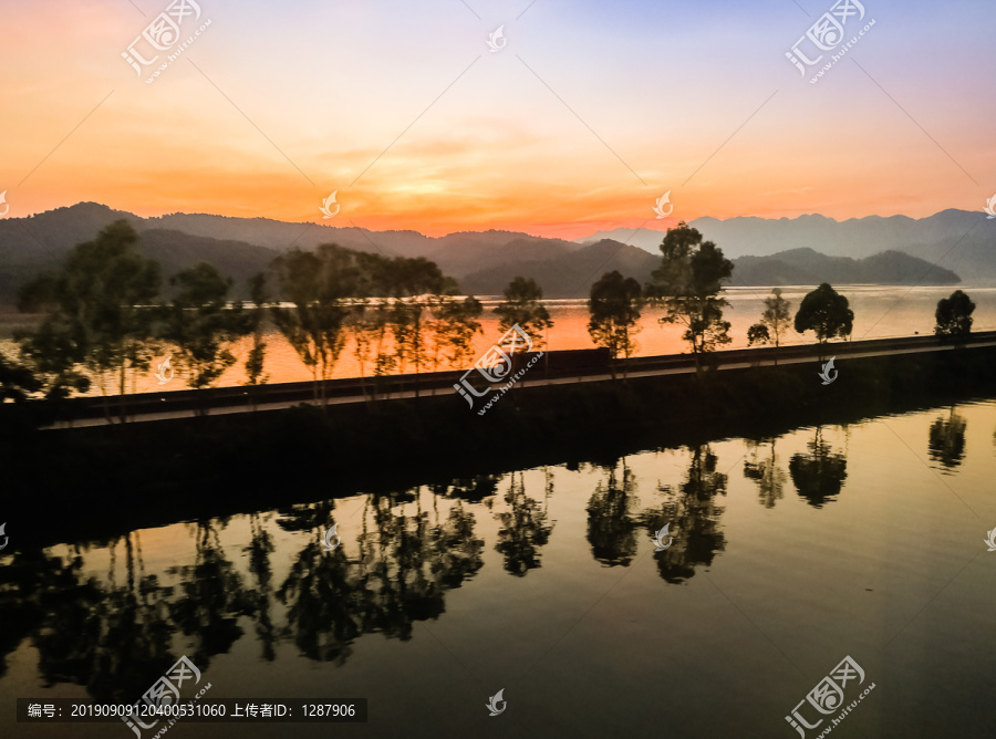 斜阳下的公路