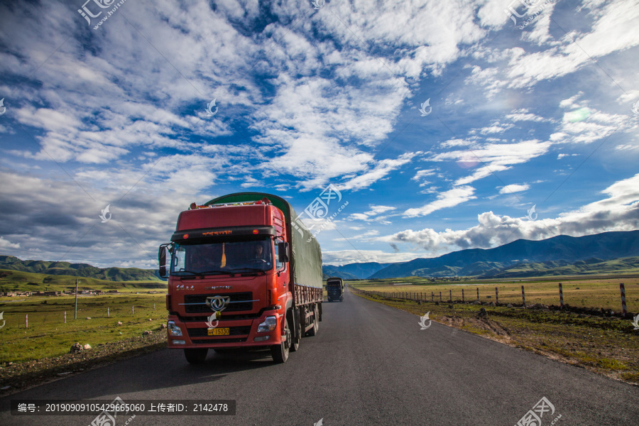 奔驰在318川藏公路上的物流车