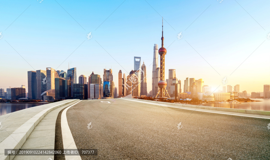 上海城市天际线和柏油马路