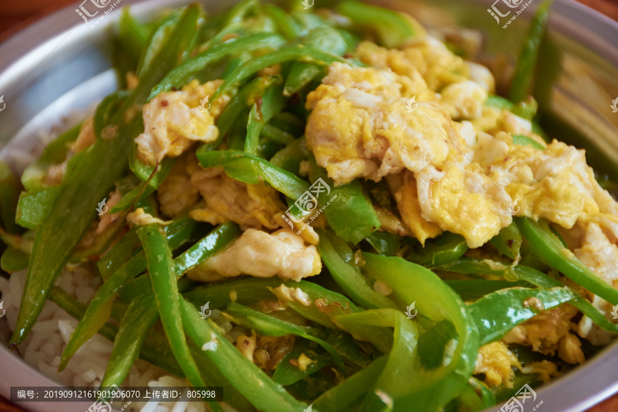 青椒炒鸡蛋木桶饭