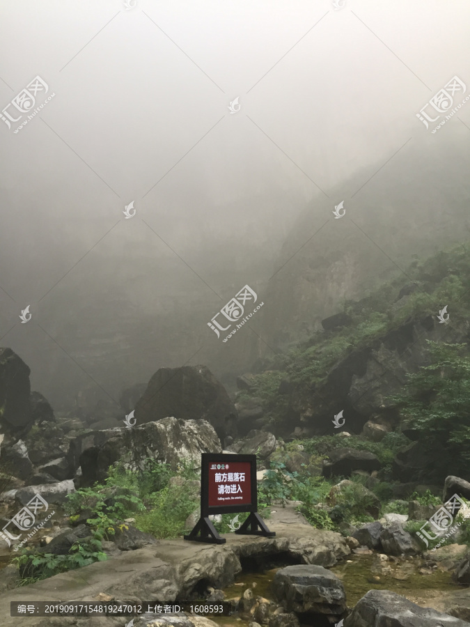 雾蒙蒙的山区