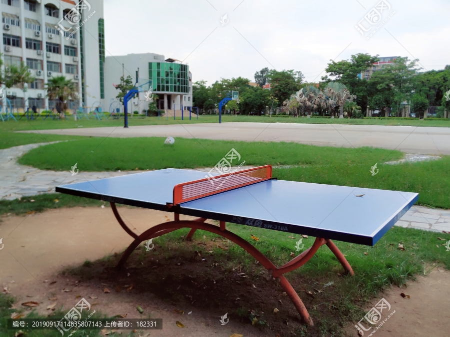 操场上的乒乓球桌