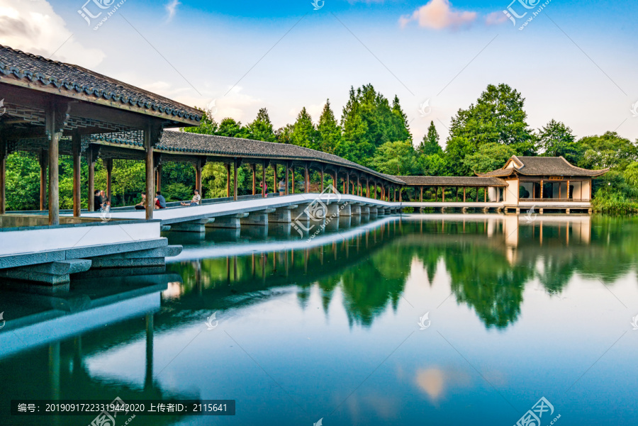 杭州西湖浴鹄湾景区长廊飞虹廊