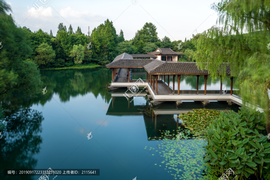 杭州西湖浴鹄湾景区长廊飞虹廊