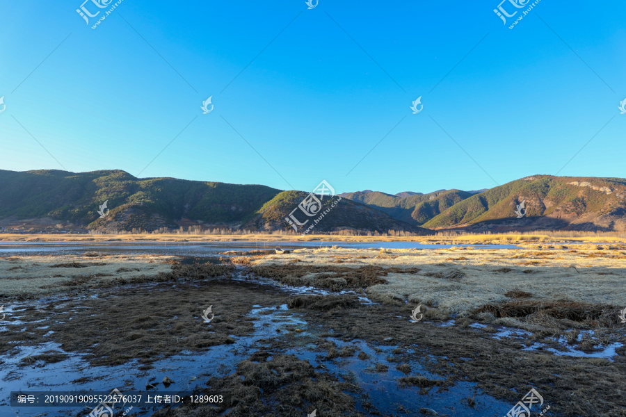 泸沽湖的彩船