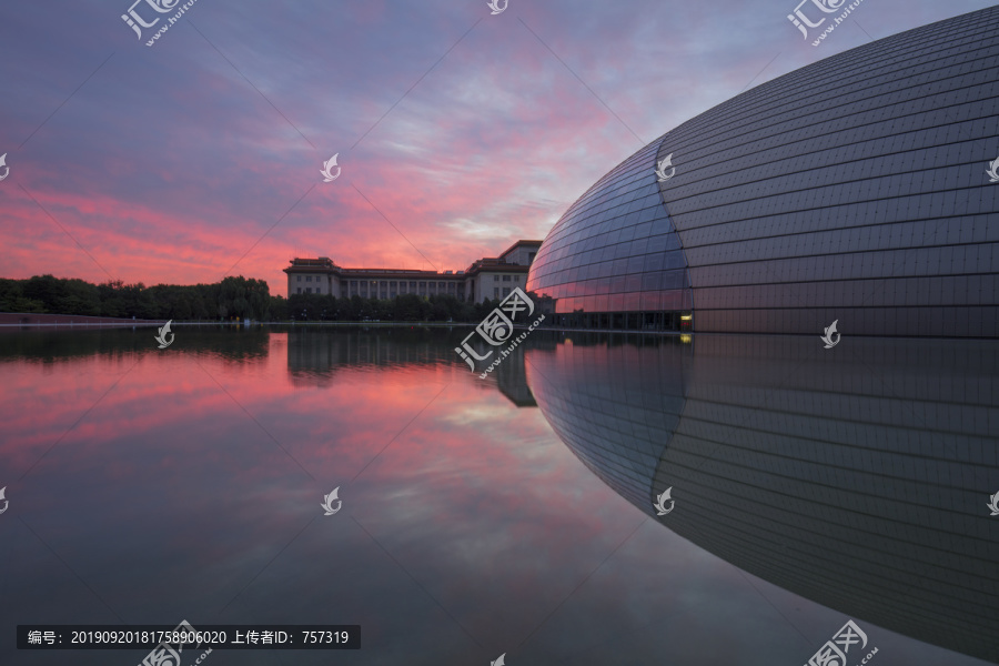 中国北京国家大剧院秋日朝霞