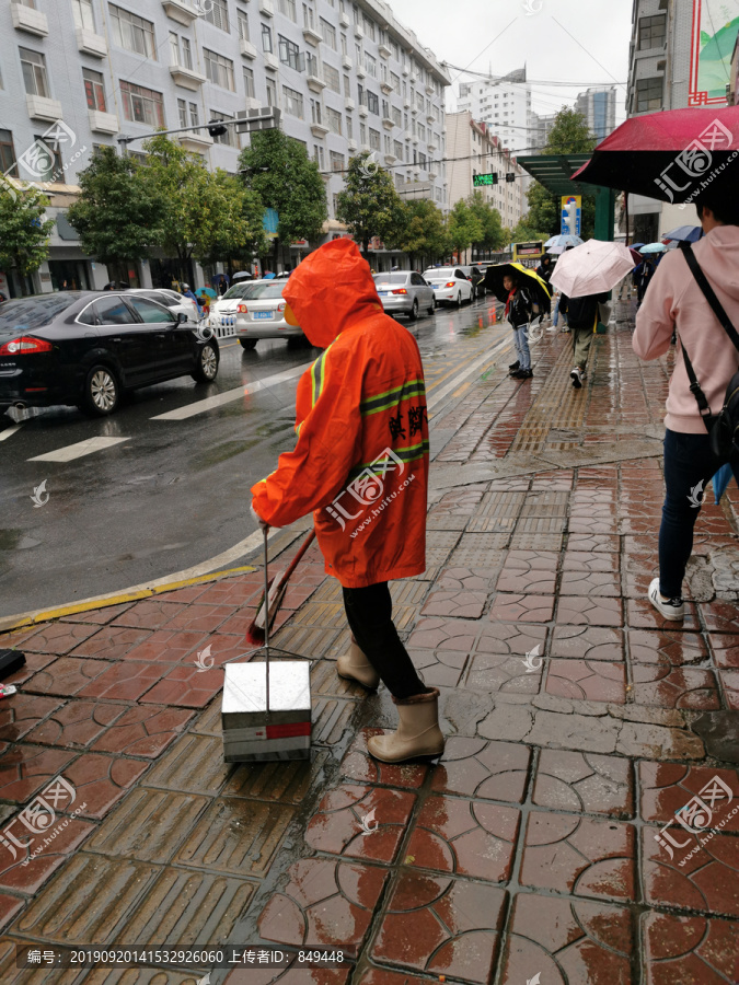 雨中的清洁工